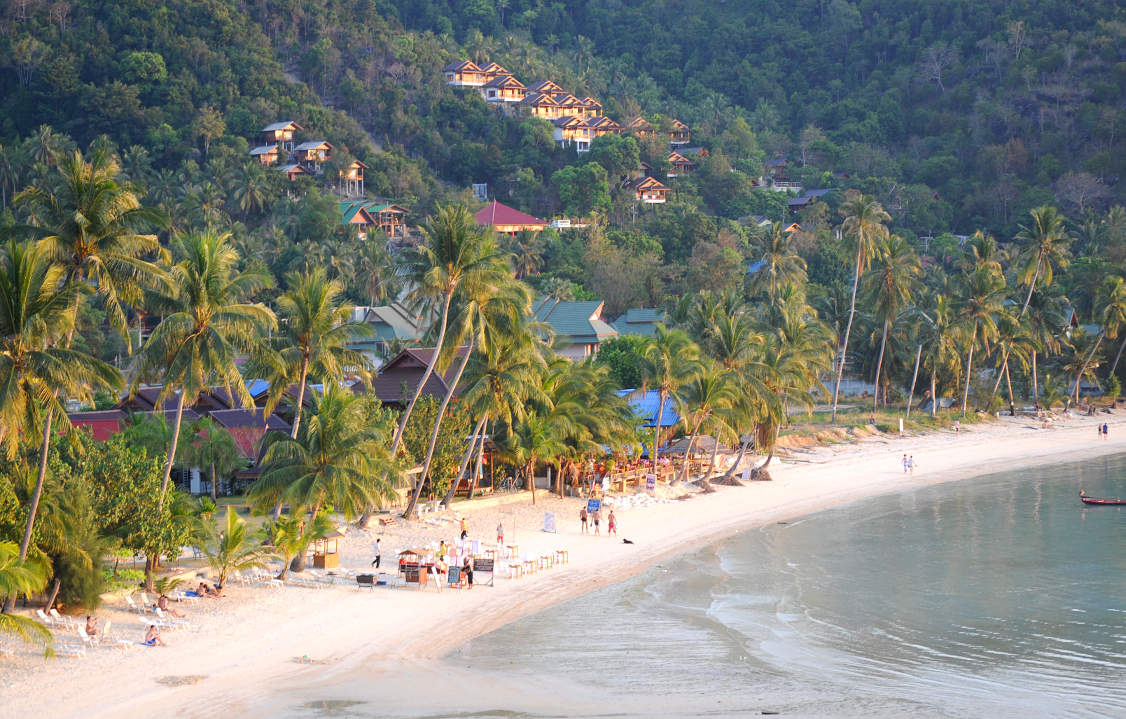 En strand på Koh Phangan i kvällssol En strand på Koh Phangan
