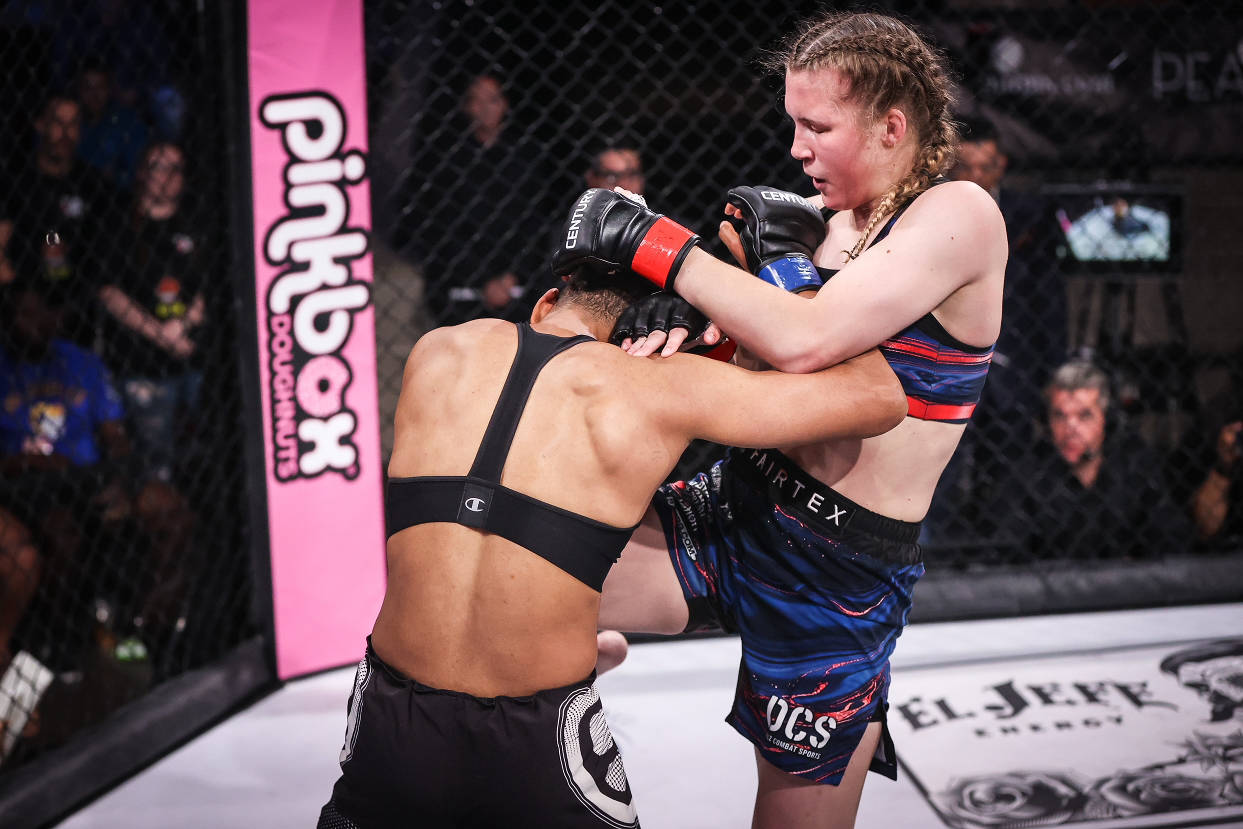 Smilla Sundell lands a knee on Maya Stewart Smilla Sundell performs a knee strike