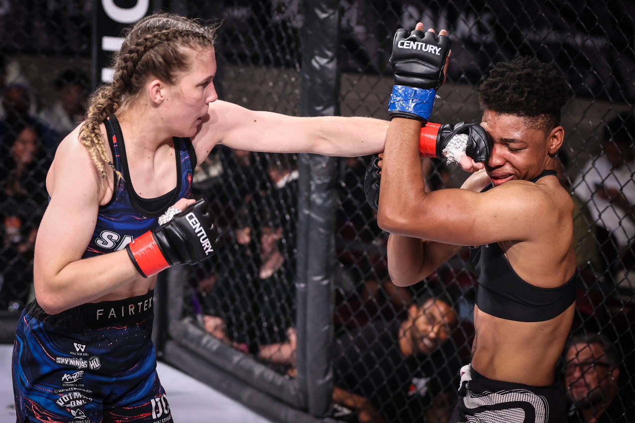 Smilla Sundell hits her opponent with a straight left Smilla Sundell delivers a straight left