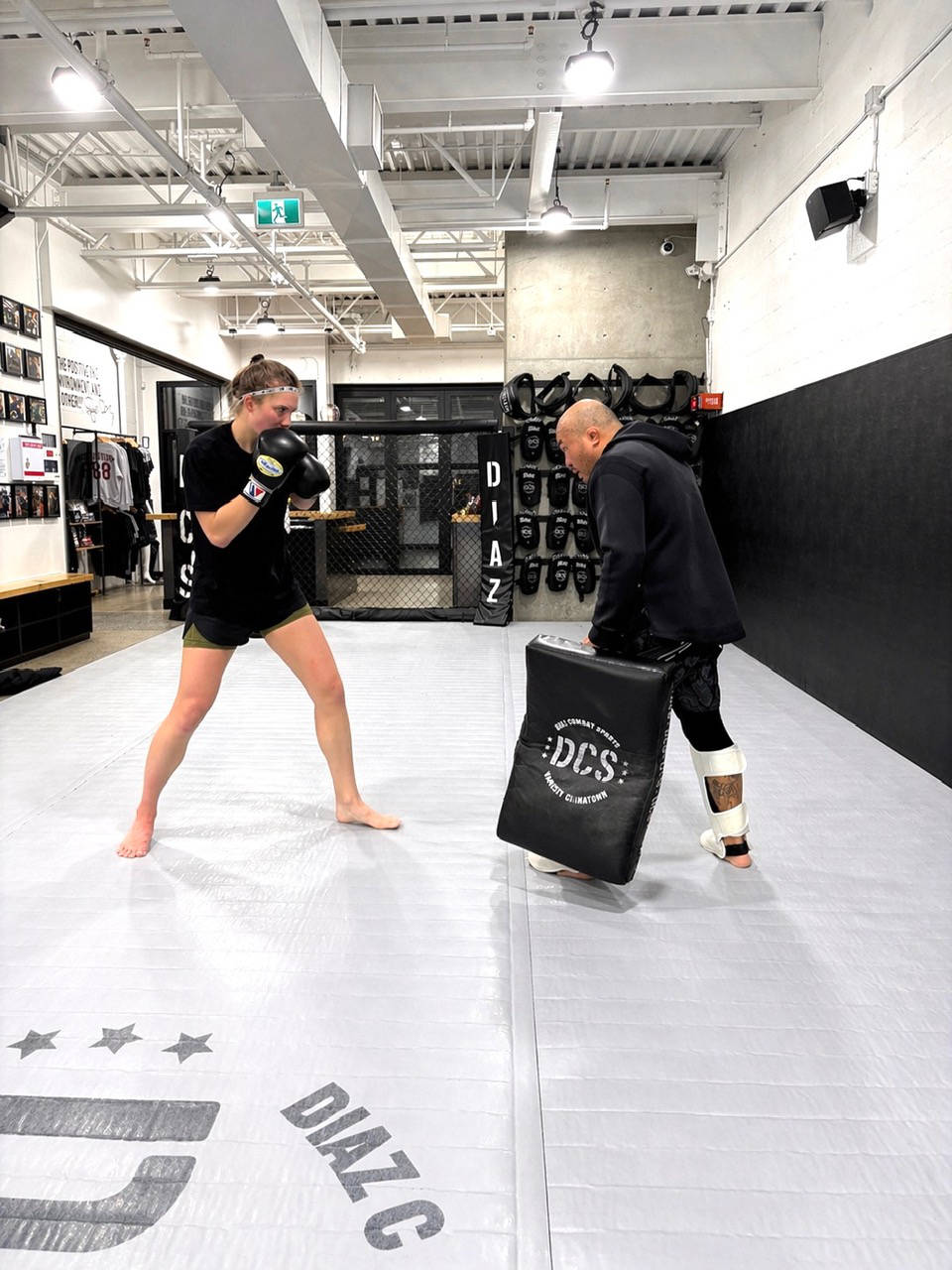 Smilla Sundell practices lowkicks on a mitt Smilla Sundell practices lowkicks