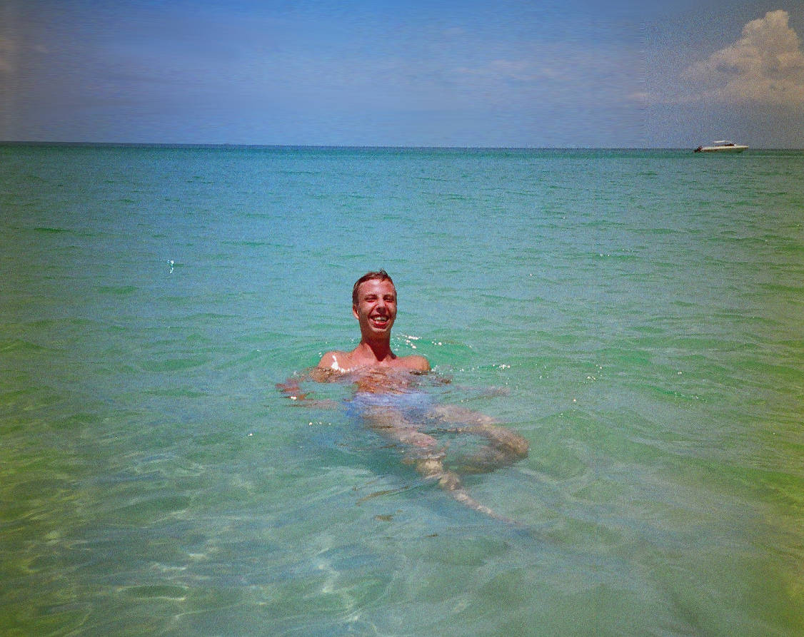 Jens tar ett dopp i havet vid Lamai-stranden, år 1990 Jag simmar vid Lamai-stranden